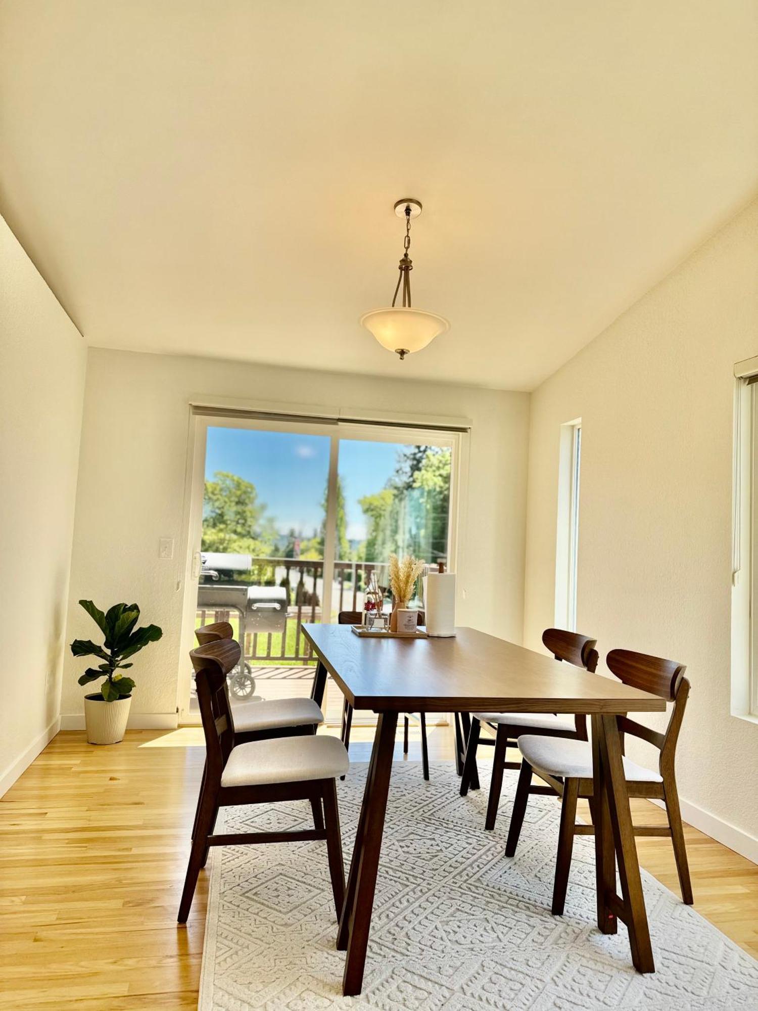 Besa Homestay Near Beach And Seatac Airport - Shared Bathroom With Max 2 Guests ديس موينس المظهر الخارجي الصورة